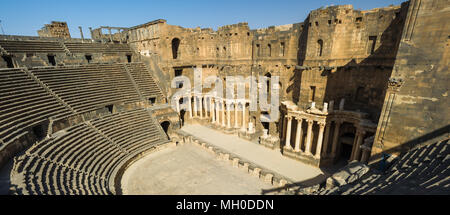 Römische Theater in Bosra, einer alten römischen Theater in Bosra, Syrien. Es wurde für das zweite Quartal des 2. Jahrhunderts gebaut. Es ist die größte, die meisten Stockfoto