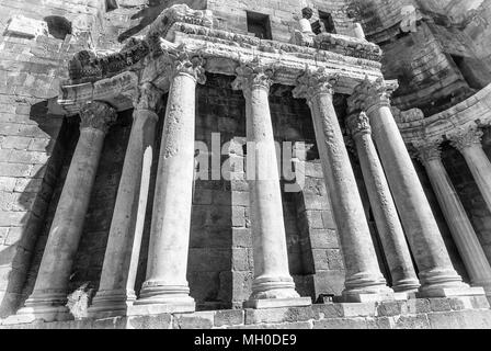 Spalten der Römische Theater in Bosra (in Schwarz und Weiß), Syrien. Es wurde für das zweite Quartal des 2. Jahrhunderts gebaut. Stockfoto