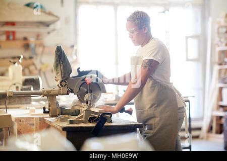 Frau in der Werkstatt Stockfoto