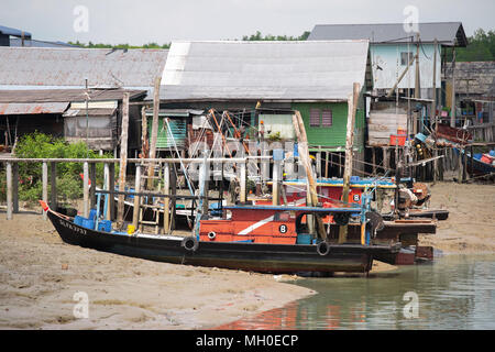 Zivile Fischerboote liegen am Ufer des Flusses nach dem Meeresspiegel bei Krabbe Insel zurückgezogen, einem berühmten Fischerdorf in Malaysia. Stockfoto