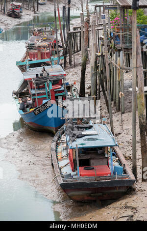 Zivile Fischerboote liegen am Ufer des Flusses nach dem Meeresspiegel bei Krabbe Insel zurückgezogen, einem berühmten Fischerdorf in Malaysia. Stockfoto