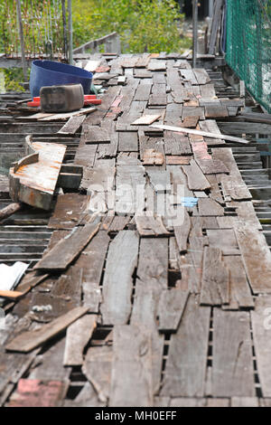 Gehweg aus Holzplanken an Crab Island, einem berühmten Fischerdorf in Malaysia. Stockfoto