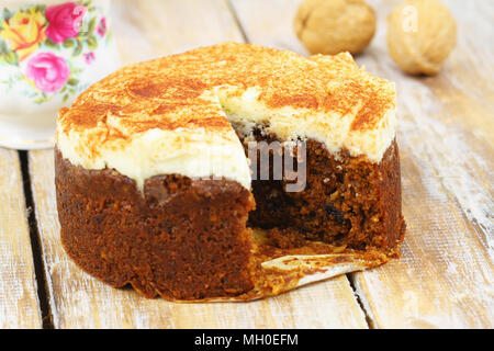 Ganze Karotte und Walnuss Kuchen mit Marzipan Vereisung Stockfoto