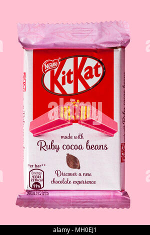 Bar von Kitkat Kit-Kat Kit Kat, die mit Ruby Kakaobohnen auf rosa Hintergrund - eine neue Schokolade entdecken Stockfoto