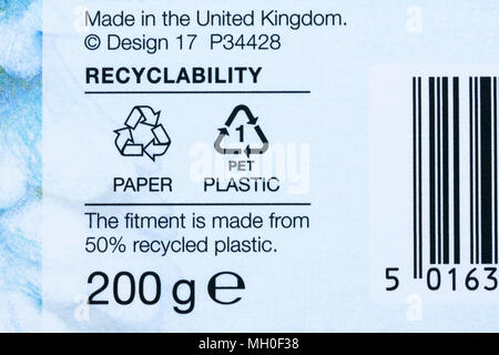 Recycling-Informationen auf der Verpackung – die Ausrüstung besteht zu 50 % aus recyceltem Kunststoff, hergestellt in Großbritannien – Entsorgung Recycling Recycling Recycling Logo-Symbol Stockfoto