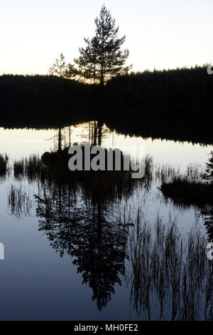 Abendsonne setzt auf die Norwegische See bei Nordbysjøen in der Nähe von Nitra und Oslo, Norwegen Stockfoto