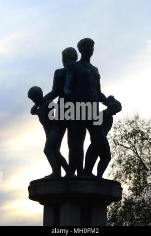 Skulptur von Familie von vier von Gustav Vigeland durch Wasser in Oslo Norwegen Stockfoto