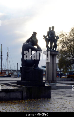 Skulptur von Familie von vier von Gustav Vigeland durch Wasser in Oslo Norwegen Stockfoto