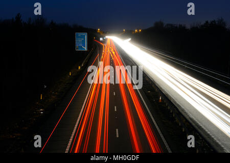 Weiß die Frontscheinwerfer sowie die roten Rückleuchten auf der Autobahn bei Nacht in Bewegung Stockfoto