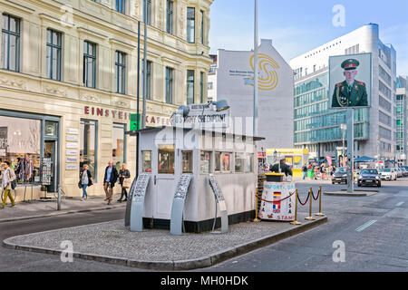 Während des 'Kalten Krieges' der Checkpoint Charlie war einer der bekanntesten Grenzübergänge in der Welt werden. Heutzutage ist es eine große Touristenattraktion in Stockfoto