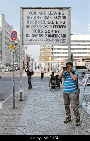 Während des 'Kalten Krieges' der Checkpoint Charlie war einer der bekanntesten Grenzübergänge in der Welt werden. Heutzutage ist es eine große Touristenattraktion in Stockfoto