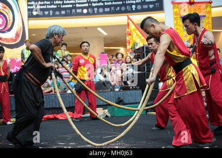 Traditionelle Chinesische stuntman Biegen von Bambus Speer mit ihren Kehlen  im VIVA HOME Shopping Mall in Kuala Lumpur, Malaysia Stockfotografie - Alamy