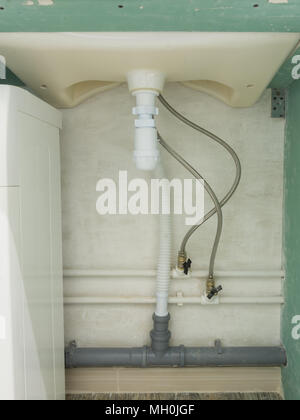 Flexible Verbindung von kaltem und warmem Wasser und einem Waschtisch Siphon Stockfoto