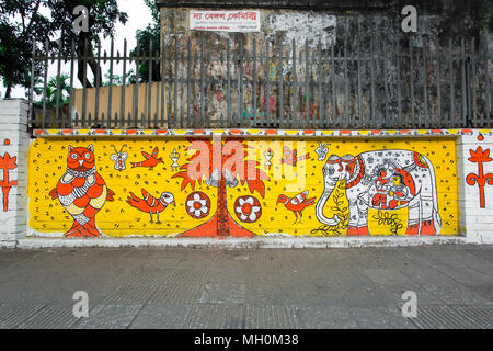 Der Universität von Dhaka Bildende Kunst (FFA) Student Farben ihres Instituts an der Wand kommenden Bengali Neues Jahr 1425 in Dhaka, Bangladesch zu feiern. Stockfoto