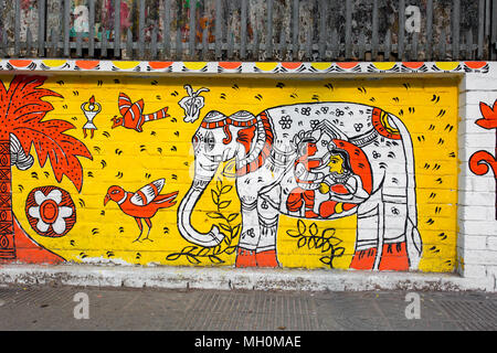 Der Universität von Dhaka Bildende Kunst (FFA) Student Farben ihres Instituts an der Wand kommenden Bengali Neues Jahr 1425 in Dhaka, Bangladesch zu feiern. Stockfoto