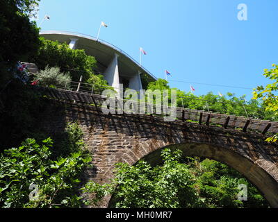 Standseilbahn auf steinigen Brücke in europäischen Stadt Locarno am Lago Maggiore in der Schweiz Stockfoto