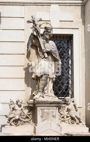 Eine Statue des Hl. Johannes von Nepomuk (C. 1345 - 20. März 1393) der Heilige von Böhmen (Tschechien), der in der Moldau ertränkt wurde Stockfoto