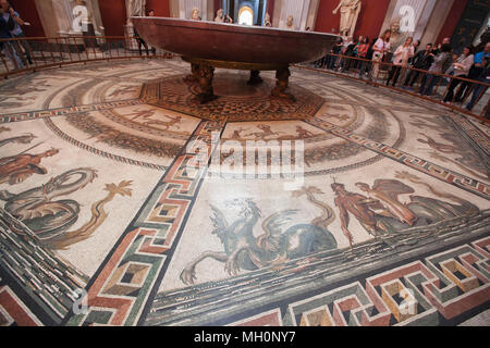 Porphyr Becken in Sala Rotunda in der Vatikanischen Museen Stockfoto