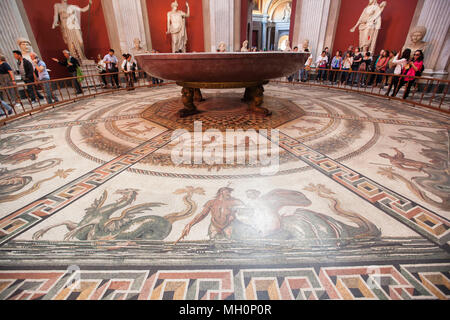 Porphyr Becken in Sala Rotunda in der Vatikanischen Museen Stockfoto