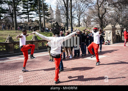 Eine hip hop Gruppe in Central Park, New York City in den Vereinigten Staaten. Aus einer Reihe von Fotos in den Vereinigten Staaten. Foto Datum: Sunda Stockfoto