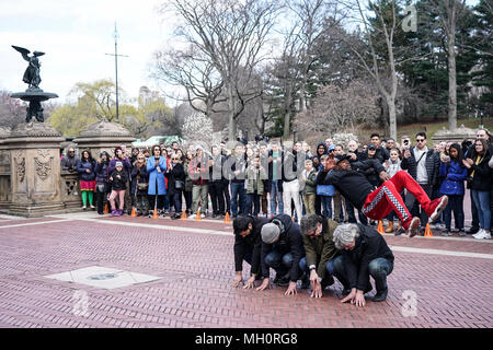 Eine hip hop Gruppe in Central Park, New York City in den Vereinigten Staaten. Aus einer Reihe von Fotos in den Vereinigten Staaten. Foto Datum: Sunda Stockfoto