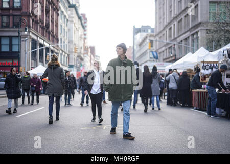 Menschen, die auf der Straße Markt in Greenwich Village in New York City in den Vereinigten Staaten. Aus einer Reihe von Fotos in den Vereinigten Staaten. Foto Datum: Stockfoto