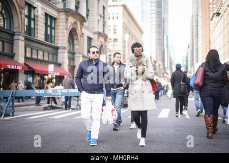 Menschen, die auf der Straße Markt in Greenwich Village in New York City in den Vereinigten Staaten. Aus einer Reihe von Fotos in den Vereinigten Staaten. Foto Datum: Stockfoto