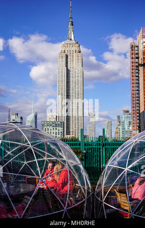 Das Empire State Building von aus 230 5 Bar auf der Dachterrasse in New York City in den Vereinigten Staaten gesehen. Aus einer Reihe von Fotos in den Vereinigten Stockfoto