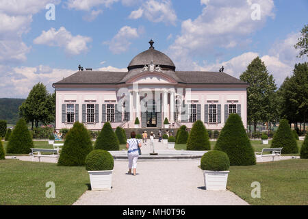 Touristen, die in der barocke Gartenpavillon (Gartenpavillon) im Park von Stift Melk, Teil des UNESCO-Weltkulturerbes Stockfoto