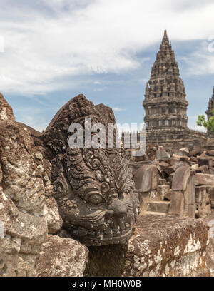 Das Schnitzen von Kopf und Hindu Tempel Prambanan, Grand in der Nähe von Yogyakarta, Java, Indonesien Stockfoto