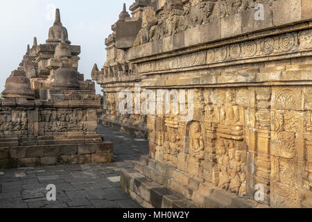 Bas-Reliefs, Borobudur buddhistischen Tempel, Java, Indonesien Stockfoto