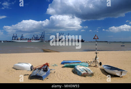 Containerschiffe laden in Felixstowe, vom Strand in Harwich, Essex, England Stockfoto