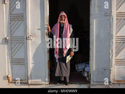 Porträt eines alten Saudi Mann mit einem palituch, Provinz Al-Jawf, Sakaka, Saudi-Arabien Stockfoto