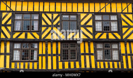 Viktorianische eiche Fachwerk, gelbes Gebäude mit Bleiverglasung. Ludlow Shropshire UK. April 2018 Stockfoto