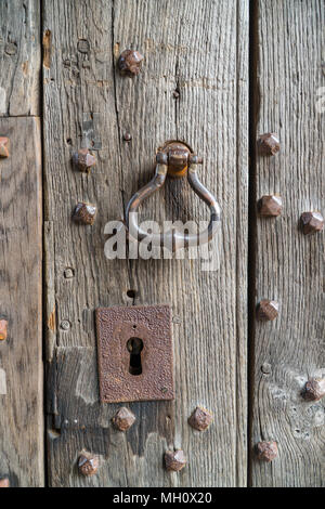 Alte Holz mit Eisen beschlagene Tür griff und Schlüsselloch Platte Stockfoto