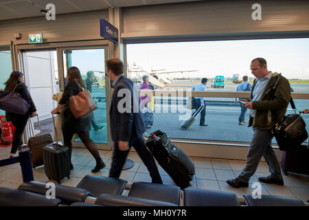 Speedy Boarding Gate Business Passagiere gehen an Bord Flugzeug Flughafen Bristol England Großbritannien Stockfoto