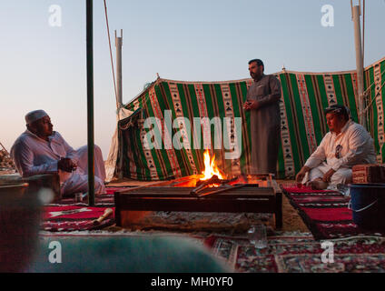 Bedouin Feuer machen in einem Zelt in der Wüste, Najran Provinz Najran, Saudi-Arabien Stockfoto