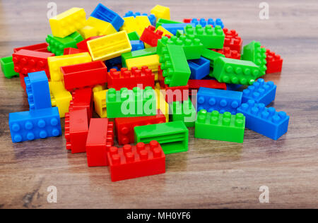 Bunte Spielzeug Bausteine auf Holz Hintergrund. Stockfoto