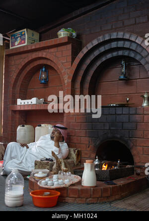 Saudi Mann in einem Chalet in der Nähe von einem Kamin ausruhen, Najran Provinz Najran, Saudi-Arabien Stockfoto