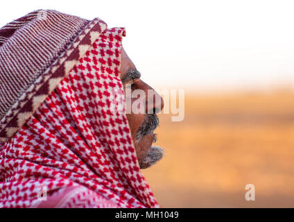 Porträt einer saudi-Mann mit einem palituch, Provinz Al-Jawf, Sakaka, Saudi-Arabien Stockfoto