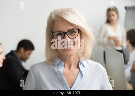 Lächelnd senior Geschäftsfrau Brille Porträt mit Busin Stockfoto