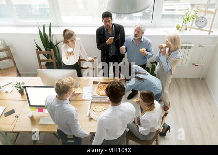 Diverse Business Team Pizza essen im Büro, Ansicht von oben Stockfoto