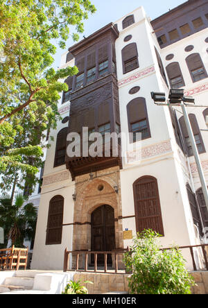 Häuser mit Mashrabia und rowshan im Old Quarter, Hijaz Tihamah region, Jeddah, Saudi-Arabien Stockfoto