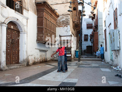 Jungen tanzen in einer Straße der Altstadt, Hijaz Tihamah region, Jeddah, Saudi-Arabien Stockfoto