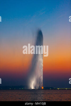 König Fahds Brunnen bei Sonnenuntergang, Hijaz Tihamah region, Jeddah, Saudi-Arabien Stockfoto