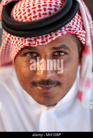 Porträt einer saudi-Mann mit einem palituch, Al-Sarawat, Fifa Berge, Saudi-Arabien Stockfoto