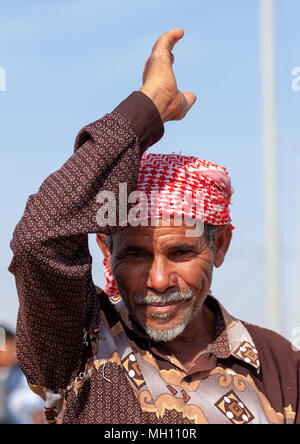 Porträt einer saudi-Mann mit einem palituch, Provinz Jizan Sabya, Saudi-Arabien Stockfoto