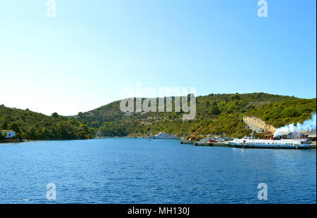 Touristische Kreuzfahrtschiffe in Antipaxos Hafen bereit, nach Korfu zu segeln Stockfoto