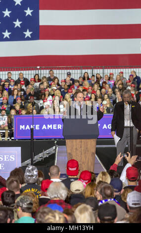 Washington Township, Michigan - Michigan Attorney General Bill Schuette spricht auf Kundgebung Präsident Donald Trump in Macomb County, Michigan. Stockfoto