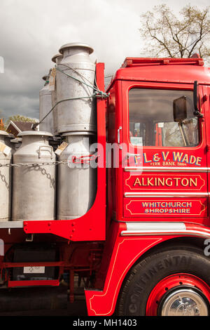 Klassische Foden Flachbett Wagen in Sandbach Cheshire, mit Milchkannen aus ländlichen Land Bauernhöfe zu sammeln, hier am Sandbach transport Show gesehen Stockfoto